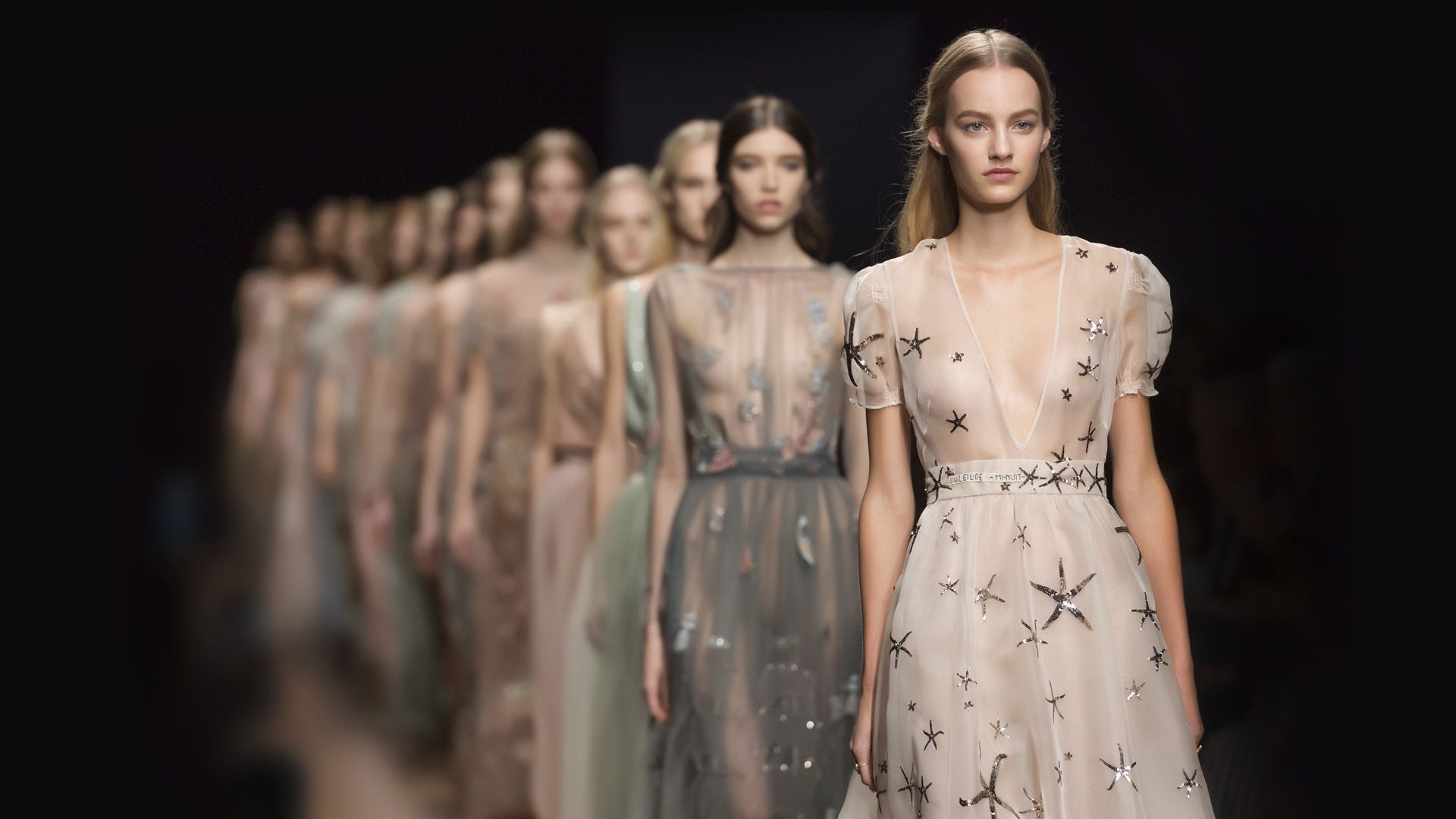 服裝設(shè)計(jì)師DNA:華倫天奴，黑與白_時尚_網(wǎng)